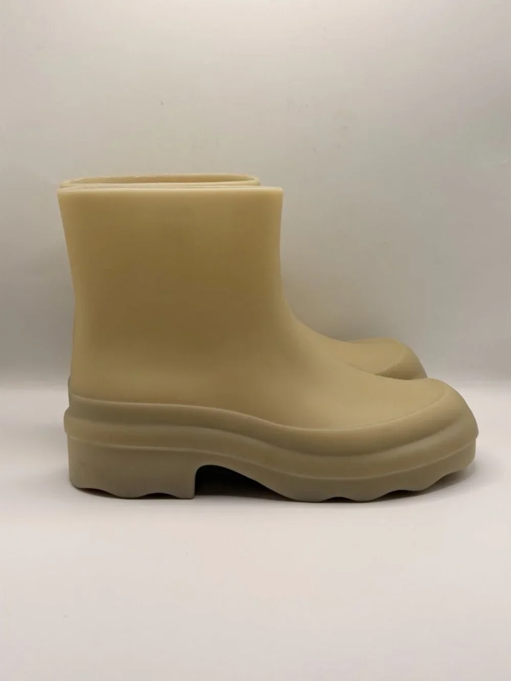 Vince women nia